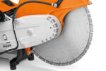 Бензоріз TS800 400мм STIHL (42240112820) у робочому положенні — оригінал