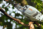 Акумуляторний висоторіз HTA86 STIHL (LA032000005) у робочому положенні — оригінал