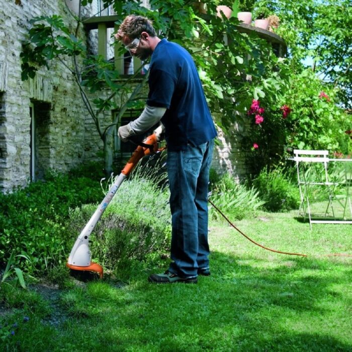 Тример електричний FSE31 STIHL (48150114103) у робочому положенні — оригінал