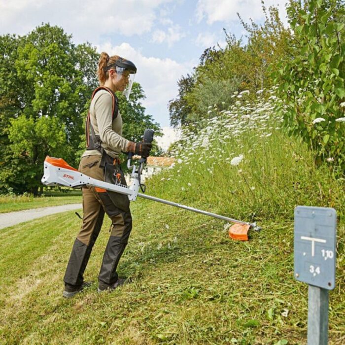 Акумуляторна коса FSA30.0 STIHL (FA100115700) у робочому положенні — оригінал