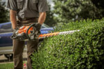 Мотоножиці HS82T 600мм STIHL (42370112985) у робочому положенні — оригінал