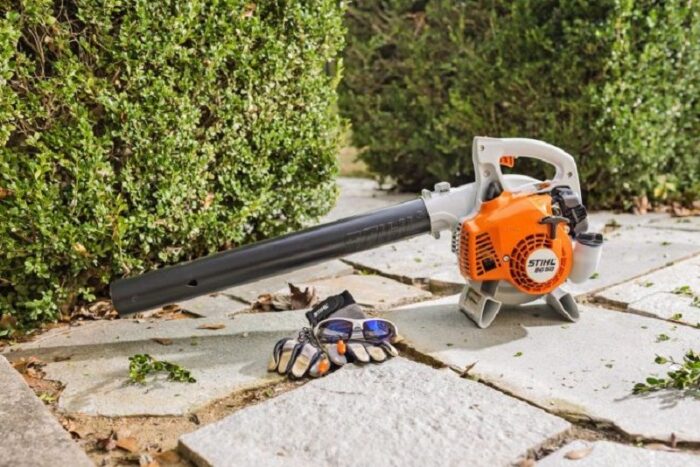 Повітродувний пристрій повітродувка бензинова BG50 STIHL (42290111723) у робочому положенні — ори...