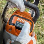 Акумуляторна пила MSA220C-BQ 40см STIHL (MA032000023) у робочому положенні — оригінал
