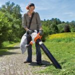 Всмоктуючий подрібнювач електричний SHE81 STIHL (48110110839) у робочому положенні — оригінал