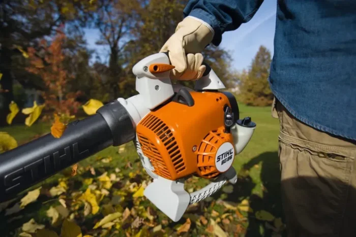 Повітродувний пристрій повітродув бензиновий BG86 STIHL (42410111752) у робочому положенні — ориг...