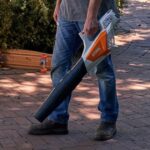 Акумуляторний повітродувний пристрій BGA60 Set STIHL (BA040115948) у робочому положенні — оригінал