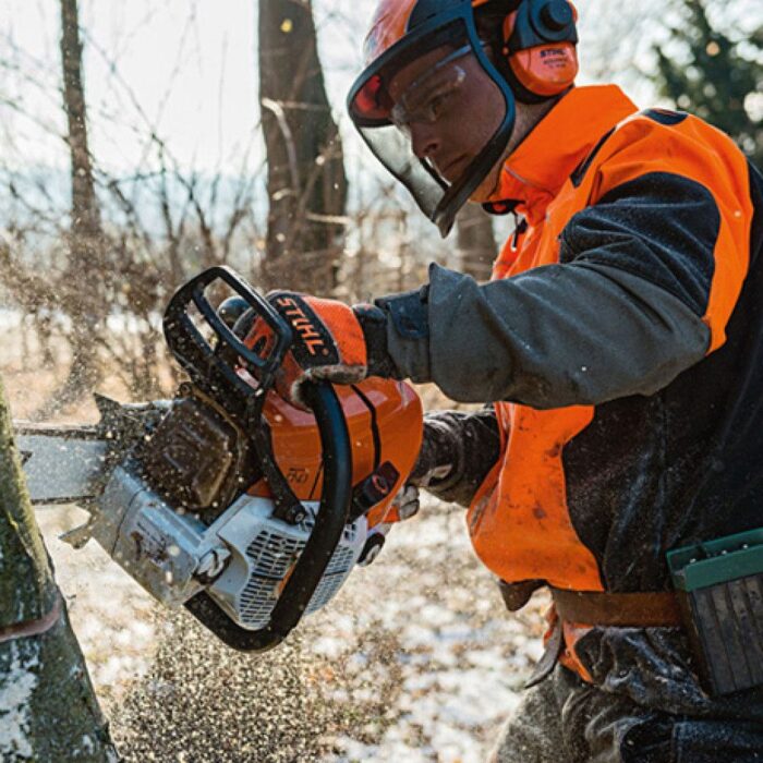 Бензопила MS661C-M 63см 36RS STIHL (11442000321) у робочому положенні — оригінал