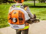 Повітродувний заплічний пристрій повітродув ранцевий BR700 STIHL (42820111637) у робочому положен...